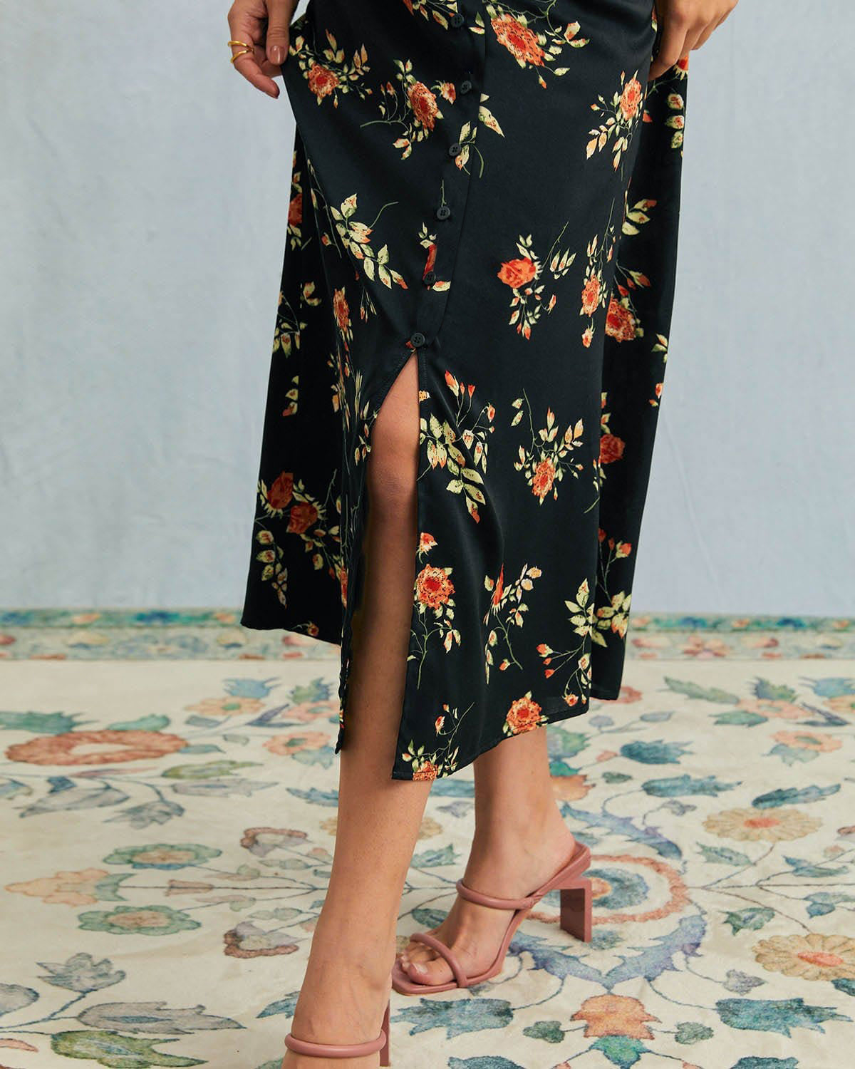 Siyah V Yaka Çiçek Desenli Kısa Sleeve Maxi Elbise