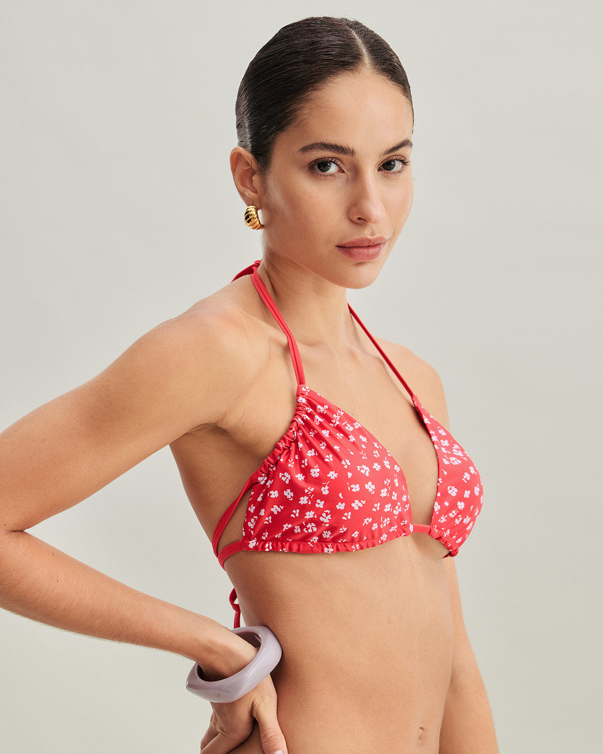 Kırmızı Çiçek Desenli Büzgü Bağlamalı Üçgen Bikini Takımı