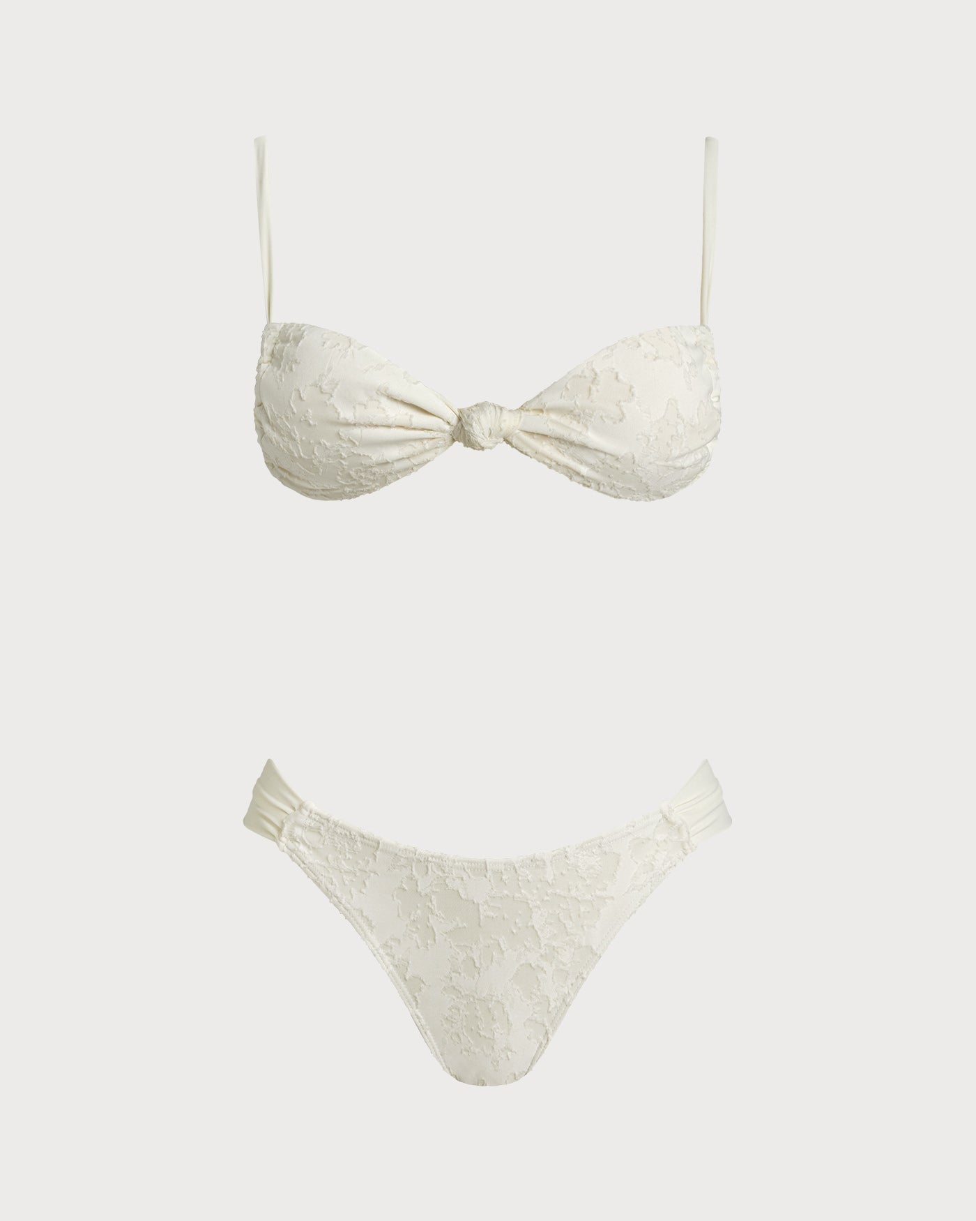 Beyaz Dokulu Büzgü Bağlamalı Üçgen Bikini Takımı
