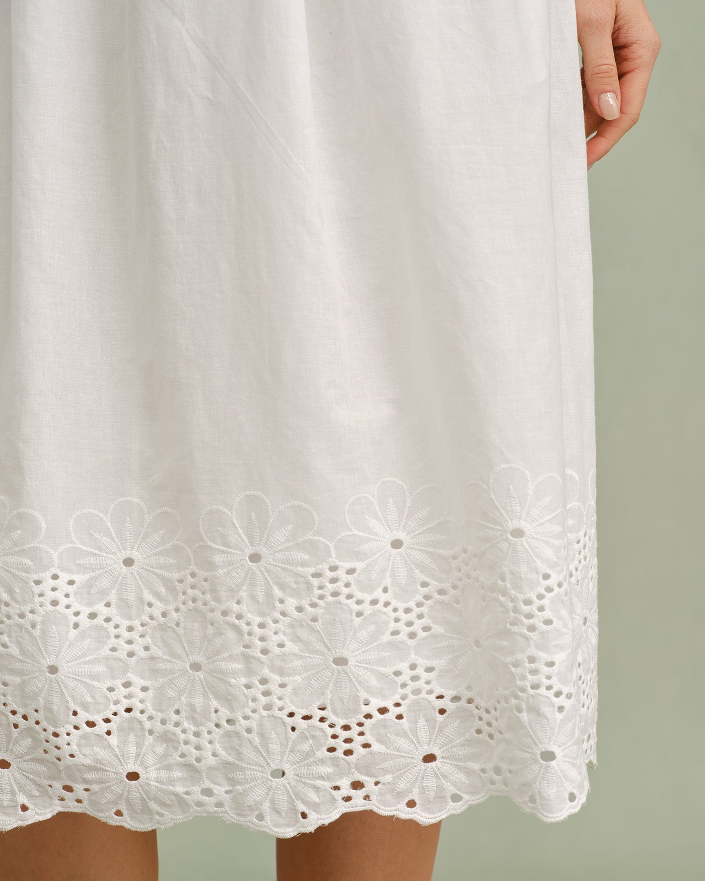 Beyaz Dantelli Çapraz Slip Midi Elbise