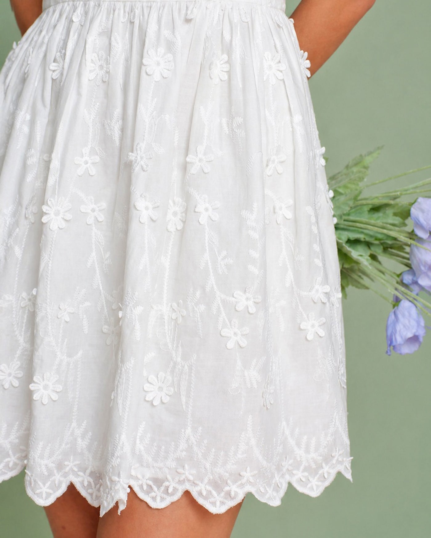 Beyaz Çiçek Desenli Nakışlı Slip Mini Elbise