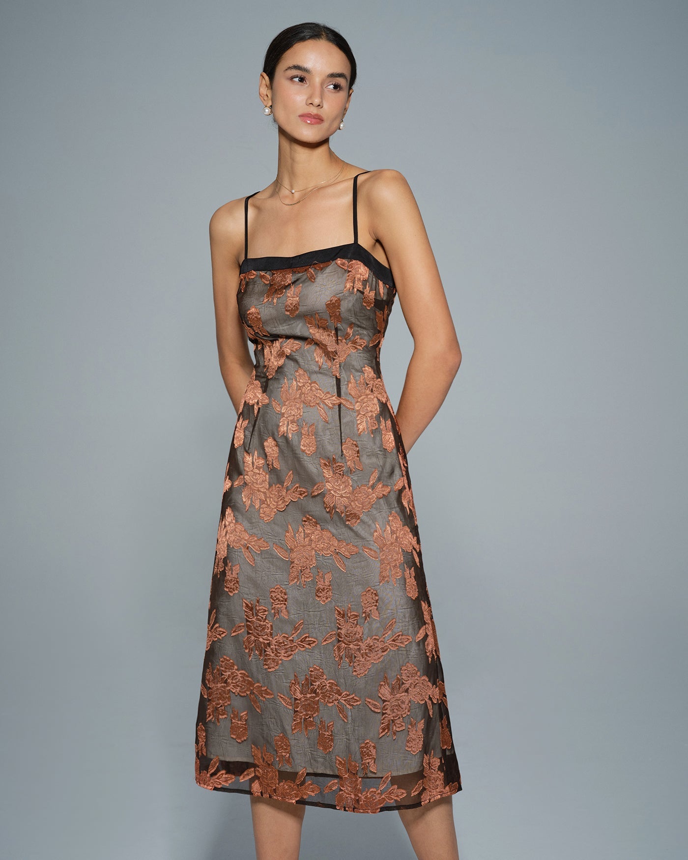 Karamel Çiçek Desenli Slip Midi Elbise